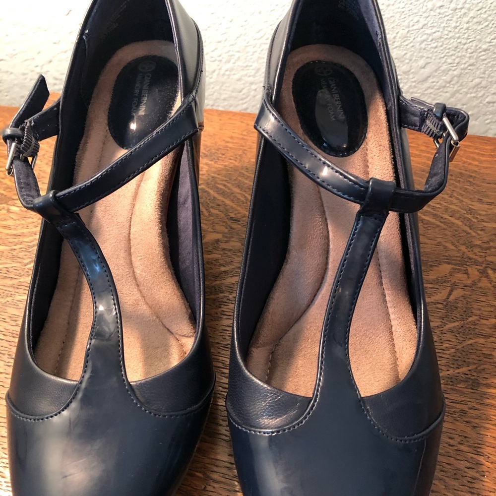 Giani Bernini Navy Mary Jane pumps with memory foam size 9W.